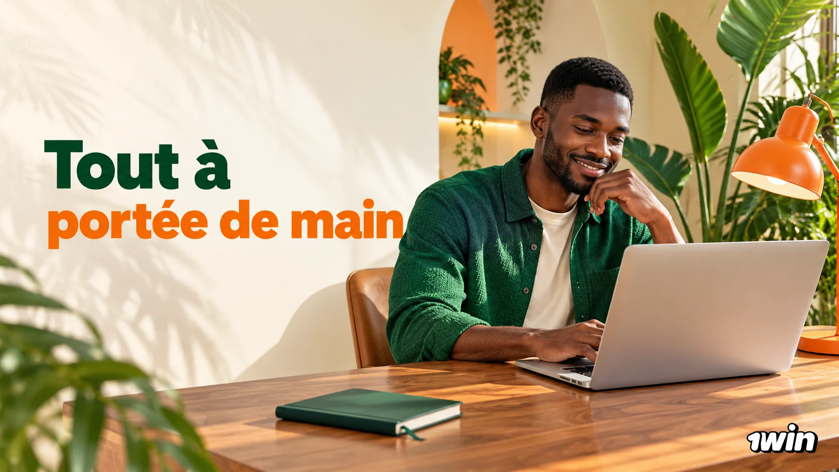 Homme utilisant un ordinateur portable dans un intérieur lumineux avec le message Tout à portée de main.